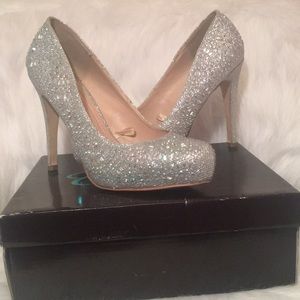 Silver iridescent Pumps